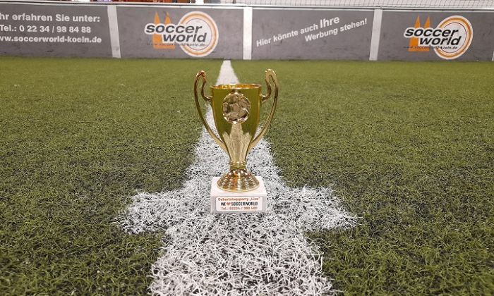 Pokal für das Geburtstagskind